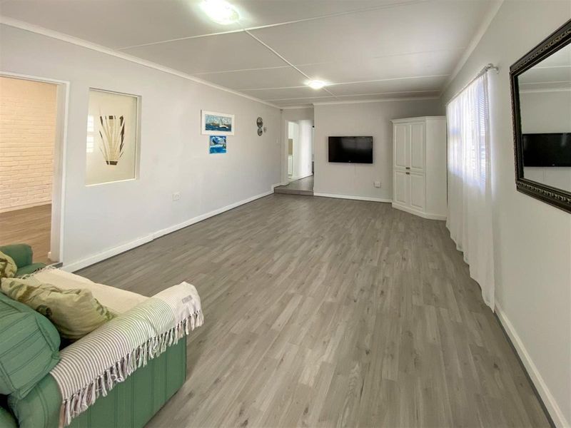 Versatile Renovated Home with Two Income-Generating Flatlets - Photo 4