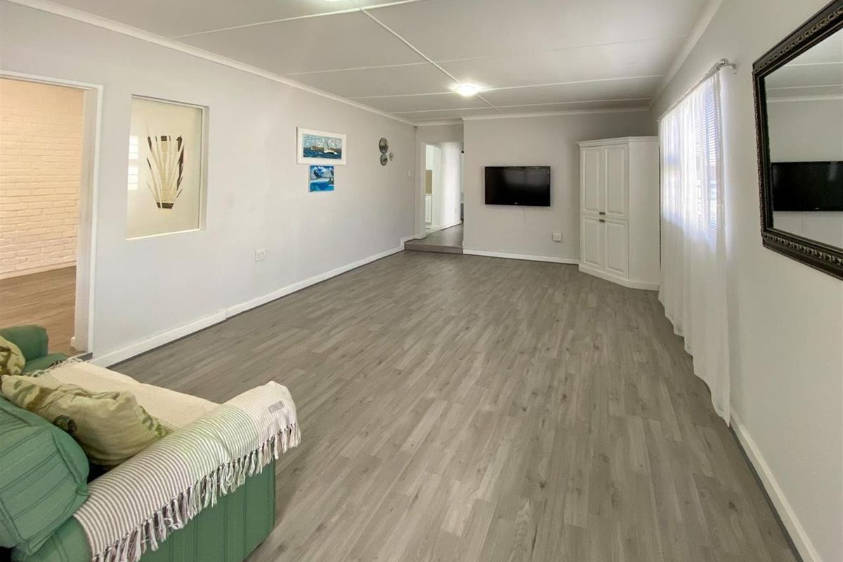 Versatile Renovated Home with Two Income-Generating Flatlets - Photo 4