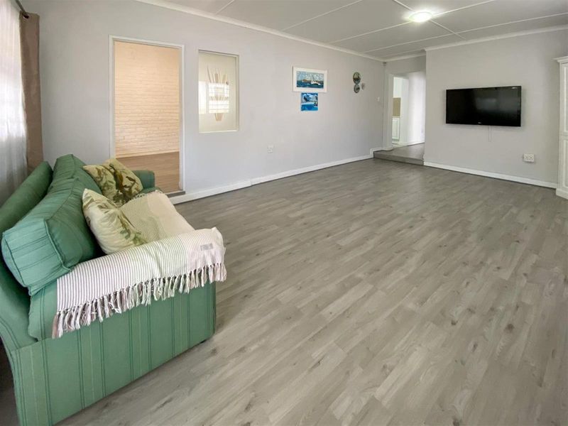 Versatile Renovated Home with Two Income-Generating Flatlets - Photo 5