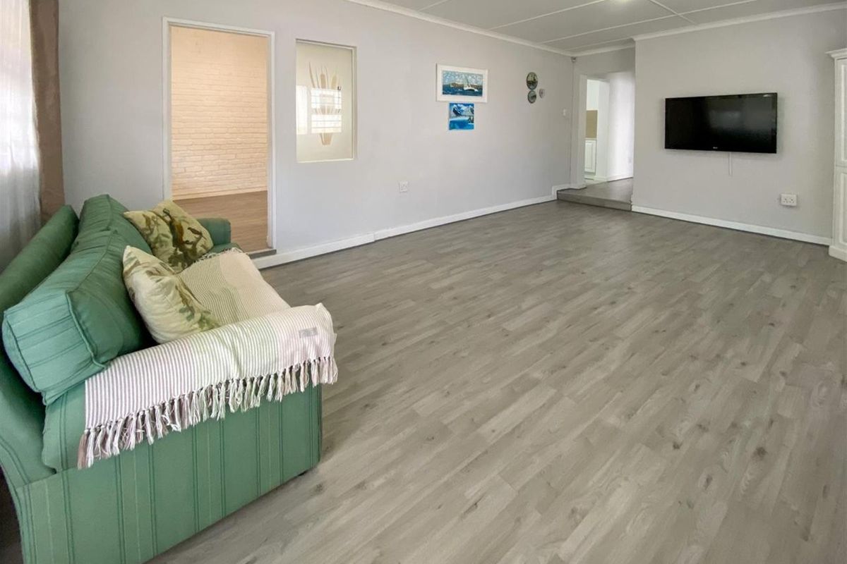 Versatile Renovated Home with Two Income-Generating Flatlets - Photo 5