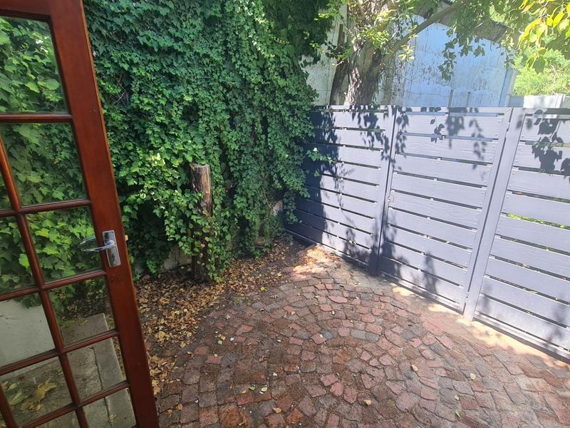 Spacious Family Home with Private Separate Apartment - Perfect for Extended Living or Additional Inc - Photo 5