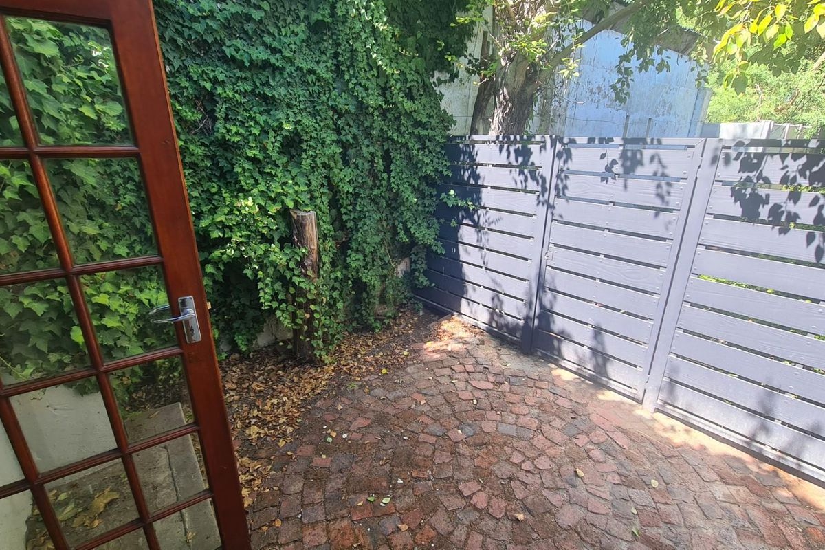 Spacious Family Home with Private Separate Apartment - Perfect for Extended Living or Additional Inc - Photo 5