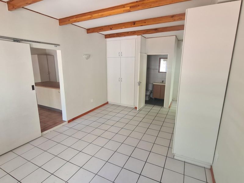 Spacious Family Home with Private Separate Apartment - Perfect for Extended Living or Additional Inc - Photo 4