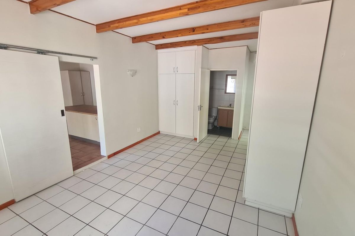 Spacious Family Home with Private Separate Apartment - Perfect for Extended Living or Additional Inc - Photo 4