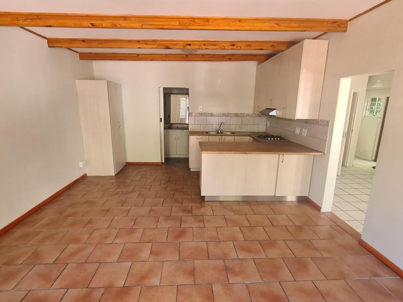 Spacious Family Home with Private Separate Apartment - Perfect for Extended Living or Additional Inc - Photo 3