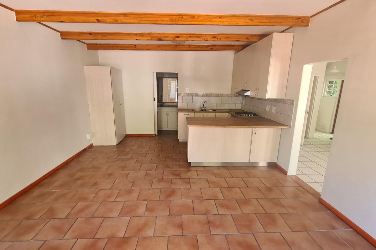 Spacious Family Home with Private Separate Apartment - Perfect for Extended Living or Additional Inc - Photo 3