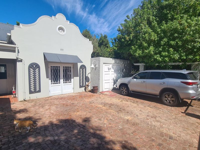 Spacious Family Home with Private Separate Apartment - Perfect for Extended Living or Additional Inc - Photo 2