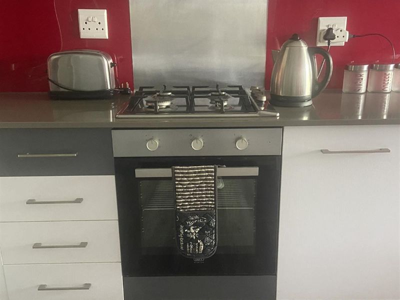 Fully Furnished 2-Bedroom Apartment in Bloubergrant | Ideal Medium-Term Accommodation for Relocation - Photo 4