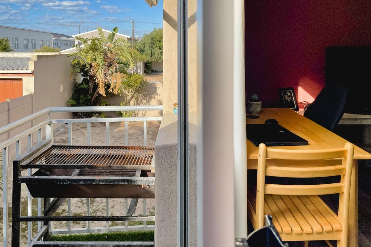 Refurbished Furnished Coastal Rental in Bloubergrant - Photo 4