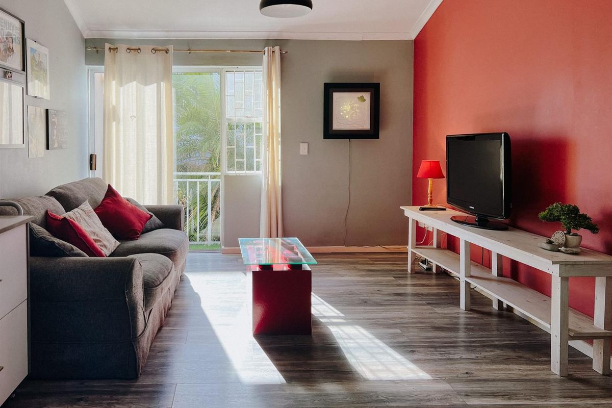 Refurbished Furnished Coastal Rental in Bloubergrant - Photo 2