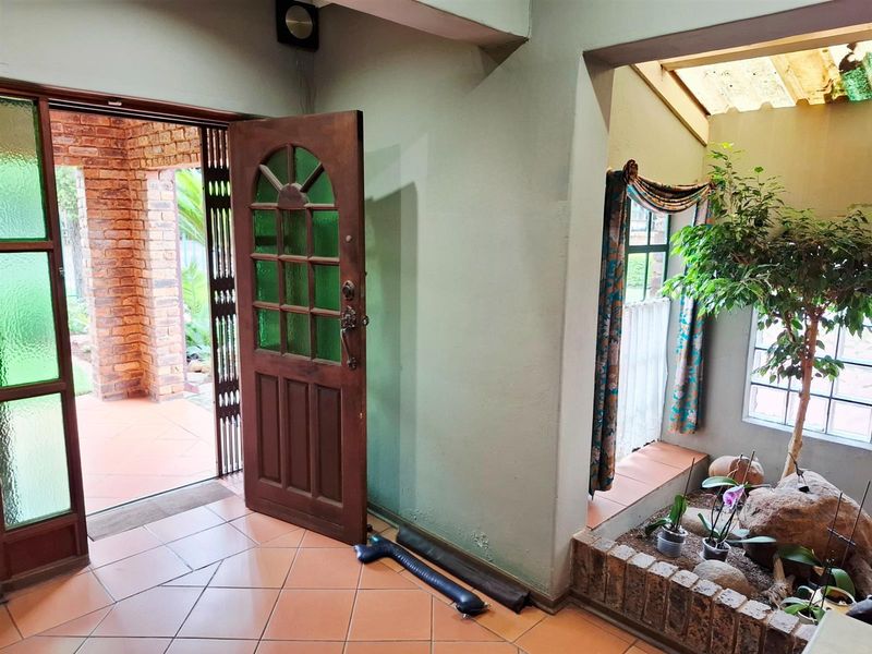 Spacious Family Home with Exceptional Entertainment Area in Tree-Lined Aerorand - Photo 9