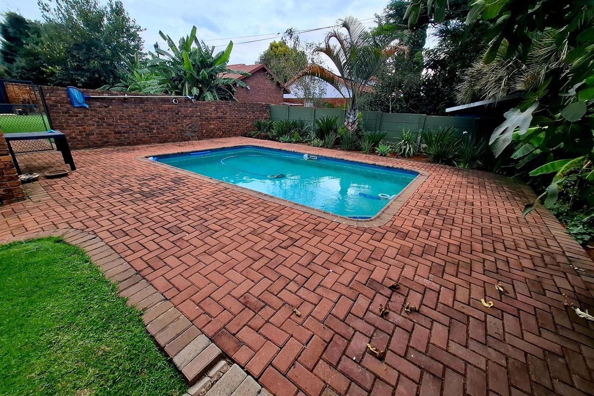 Spacious Family Home with Exceptional Entertainment Area in Tree-Lined Aerorand - Photo 3