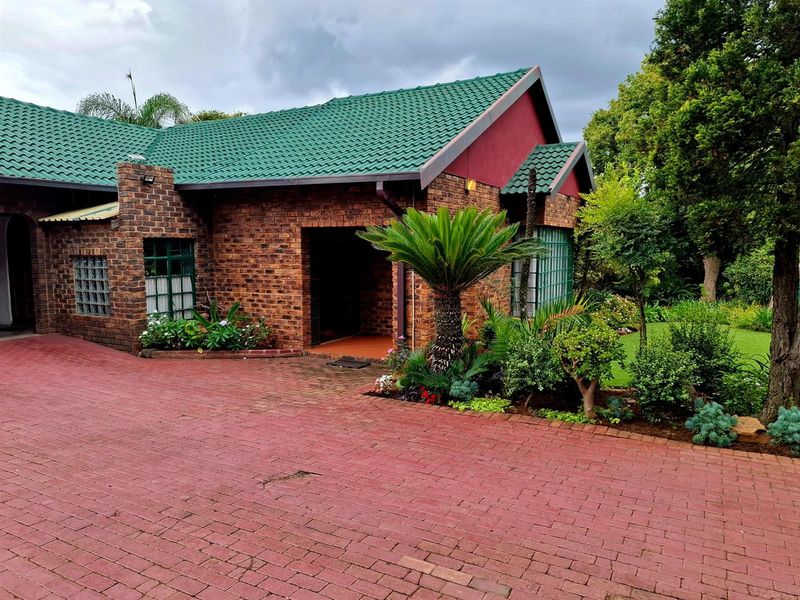 Spacious Family Home with Exceptional Entertainment Area in Tree-Lined Aerorand - Photo 7