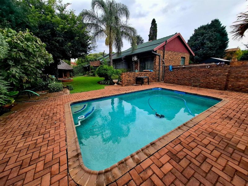 Spacious Family Home with Exceptional Entertainment Area in Tree-Lined Aerorand - Photo 4