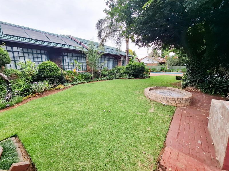Spacious Family Home with Exceptional Entertainment Area in Tree-Lined Aerorand - Photo 1