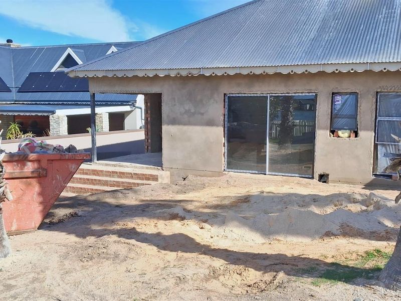 4 Bedroom Home for Sale in Marina Martinique - Secure Coastal Living in Jeffreys Bay - Photo 7
