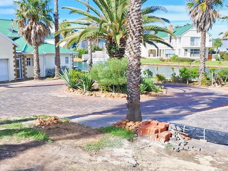 4 Bedroom Home for Sale in Marina Martinique - Secure Coastal Living in Jeffreys Bay - Photo 4