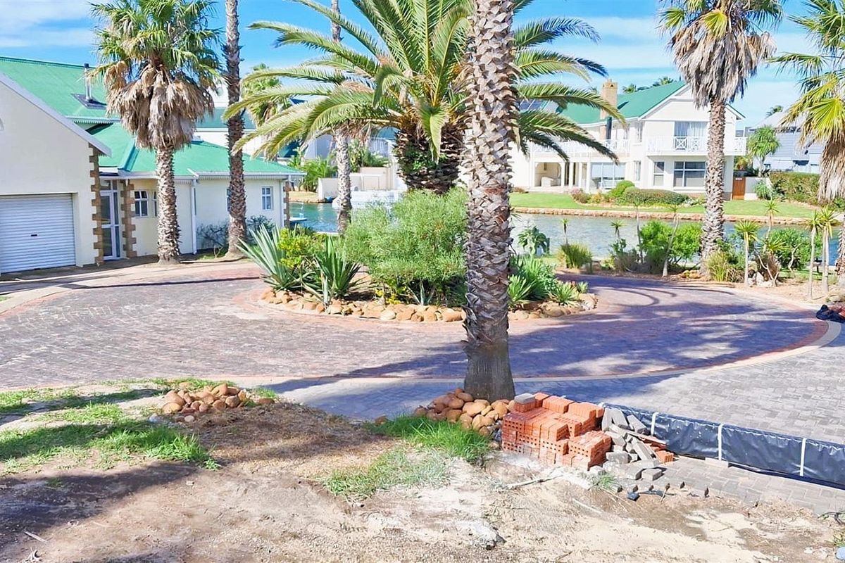 4 Bedroom Home for Sale in Marina Martinique - Secure Coastal Living in Jeffreys Bay - Photo 4