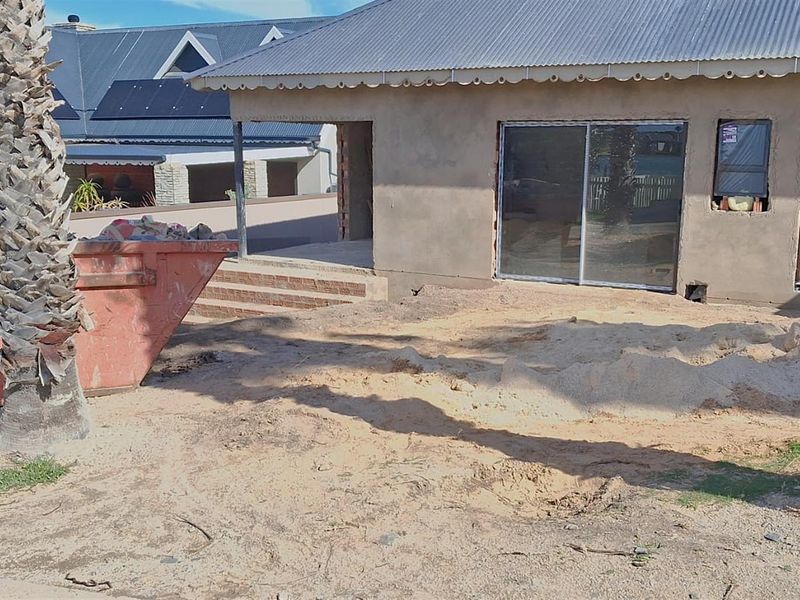 4 Bedroom Home for Sale in Marina Martinique - Secure Coastal Living in Jeffreys Bay - Photo 6