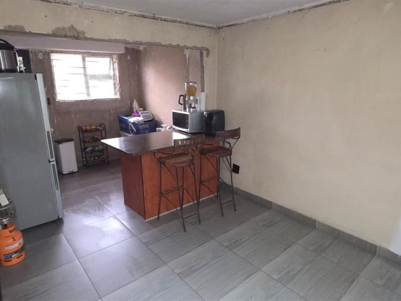 House To Rent in Tulisa Park Johannesburg South - Photo 9