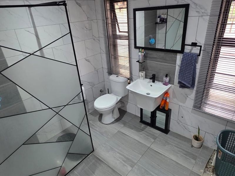 House To Rent in Tulisa Park Johannesburg South - Photo 3