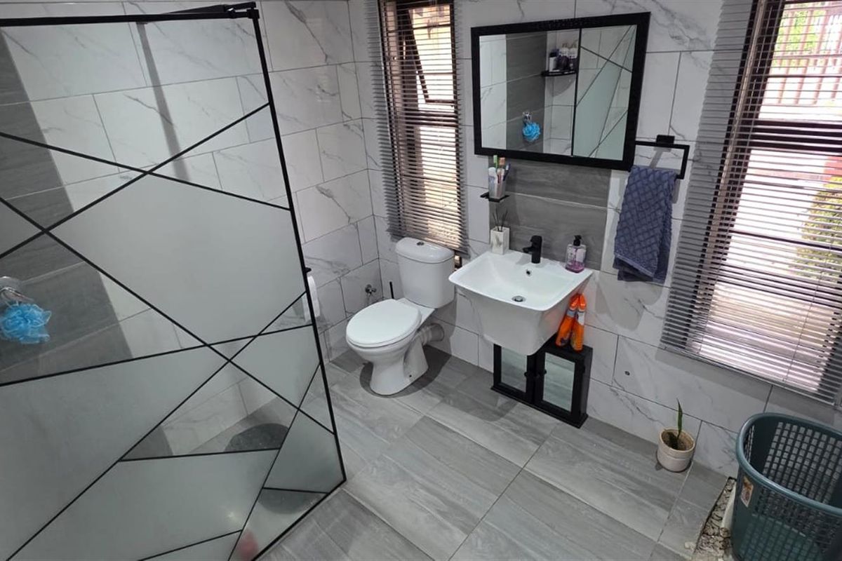 House To Rent in Tulisa Park Johannesburg South - Photo 3