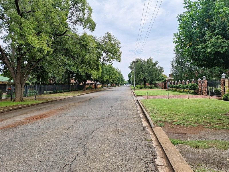 Spacious Family Home with 2 Flatlets on Expansive 2056m2 Stand in Potchefstoom Central - Photo 2