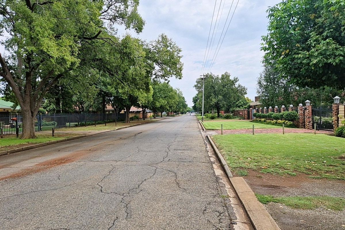 Spacious Family Home with 2 Flatlets on Expansive 2056m2 Stand in Potchefstoom Central - Photo 2