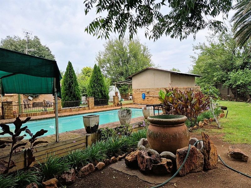 Spacious Family Home with 2 Flatlets on Expansive 2056m2 Stand in Potchefstoom Central - Photo 9