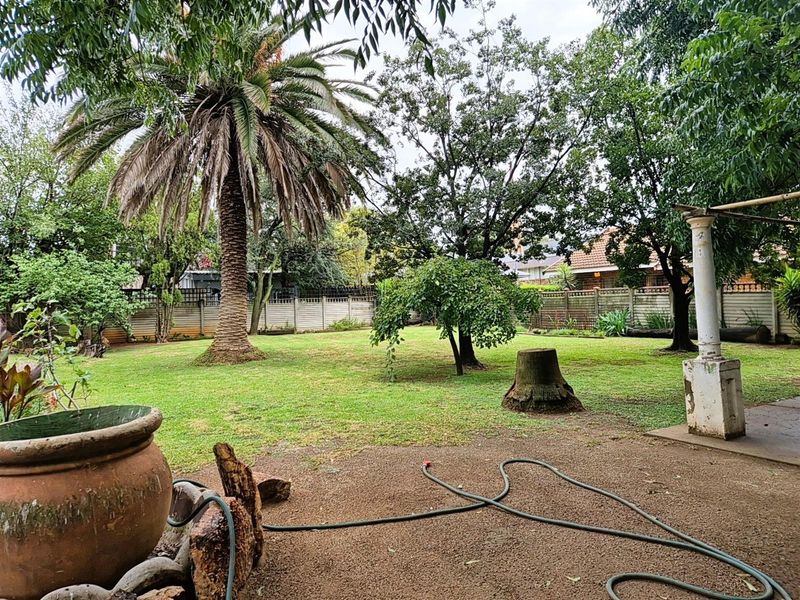 Spacious Family Home with 2 Flatlets on Expansive 2056m2 Stand in Potchefstoom Central - Photo 8