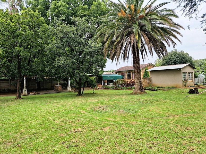 Spacious Family Home with 2 Flatlets on Expansive 2056m2 Stand in Potchefstoom Central - Photo 10