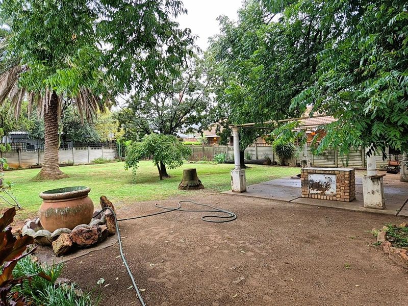 Spacious Family Home with 2 Flatlets on Expansive 2056m2 Stand in Potchefstoom Central - Photo 7