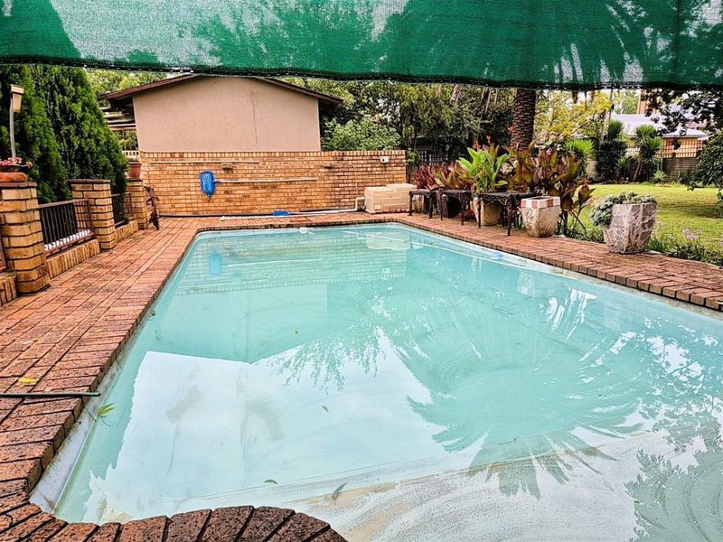 Spacious Family Home with 2 Flatlets on Expansive 2056m2 Stand in Potchefstoom Central - Photo 6