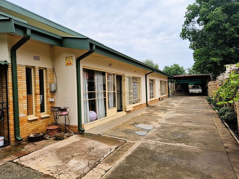 Spacious Family Home with 2 Flatlets on Expansive 2056m2 Stand in Potchefstoom Central - Photo 4