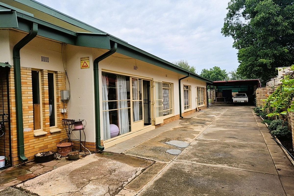 Spacious Family Home with 2 Flatlets on Expansive 2056m2 Stand in Potchefstoom Central - Photo 4