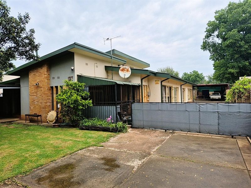 Spacious Family Home with 2 Flatlets on Expansive 2056m2 Stand in Potchefstoom Central - Photo 3