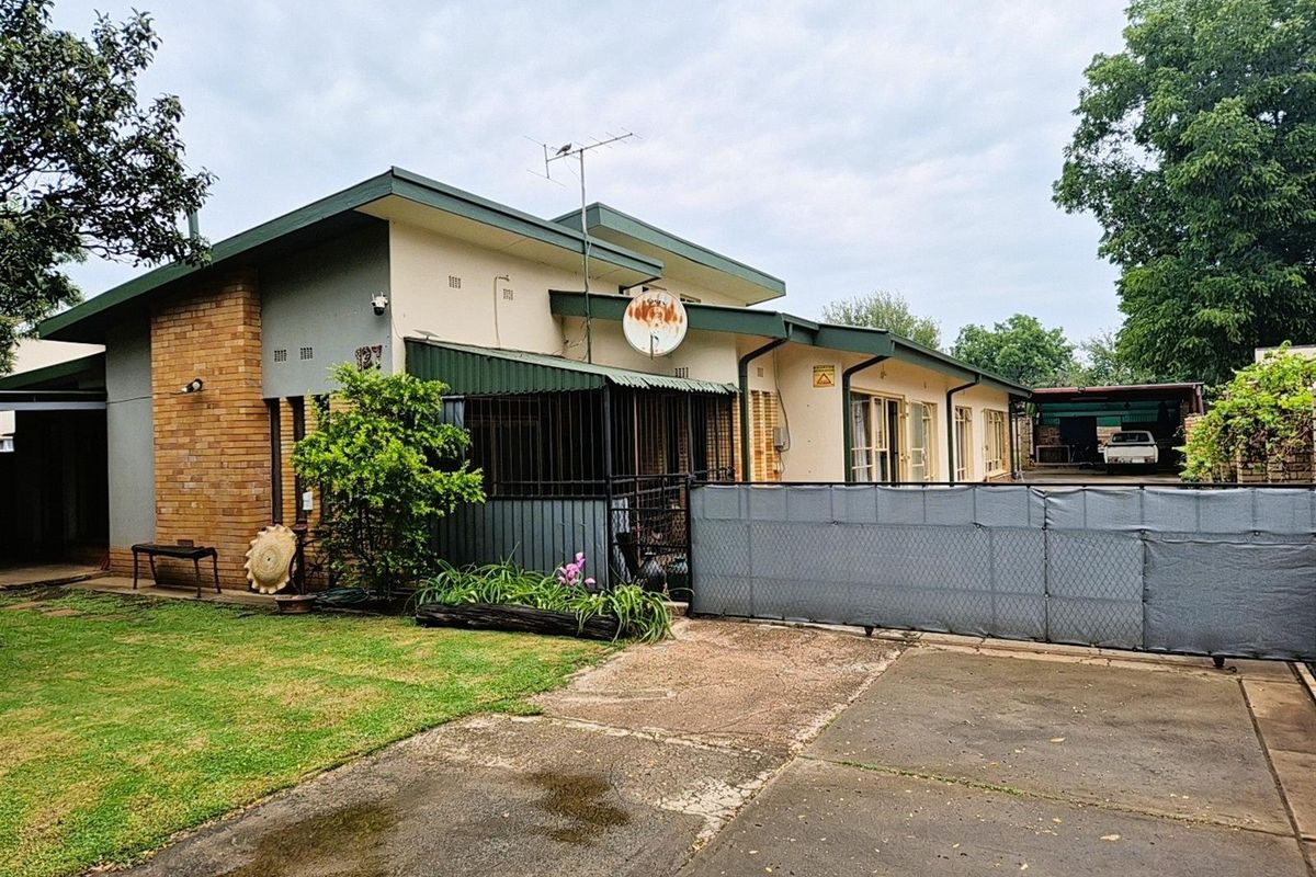 Spacious Family Home with 2 Flatlets on Expansive 2056m2 Stand in Potchefstoom Central - Photo 3