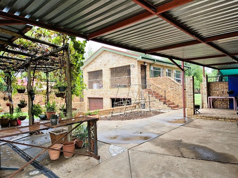 Spacious Family Home with 2 Flatlets on Expansive 2056m2 Stand in Potchefstoom Central - Photo 5