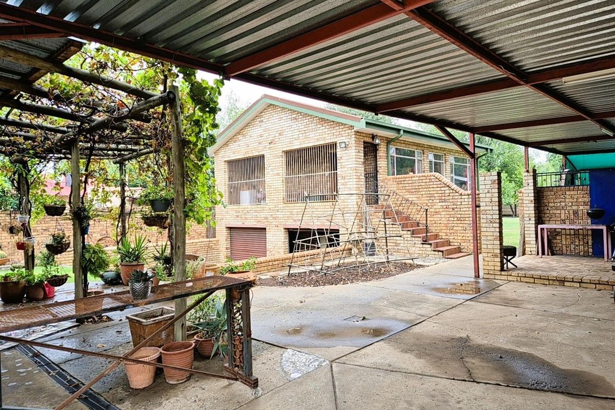 Spacious Family Home with 2 Flatlets on Expansive 2056m2 Stand in Potchefstoom Central - Photo 5