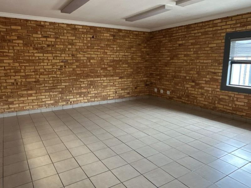 600 sqm Industrial Unit To Let | Secure Pomona Adjacent Business Park - Photo 2