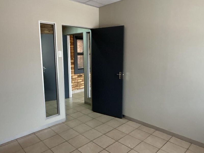 600 sqm Industrial Unit To Let | Secure Pomona Adjacent Business Park - Photo 7