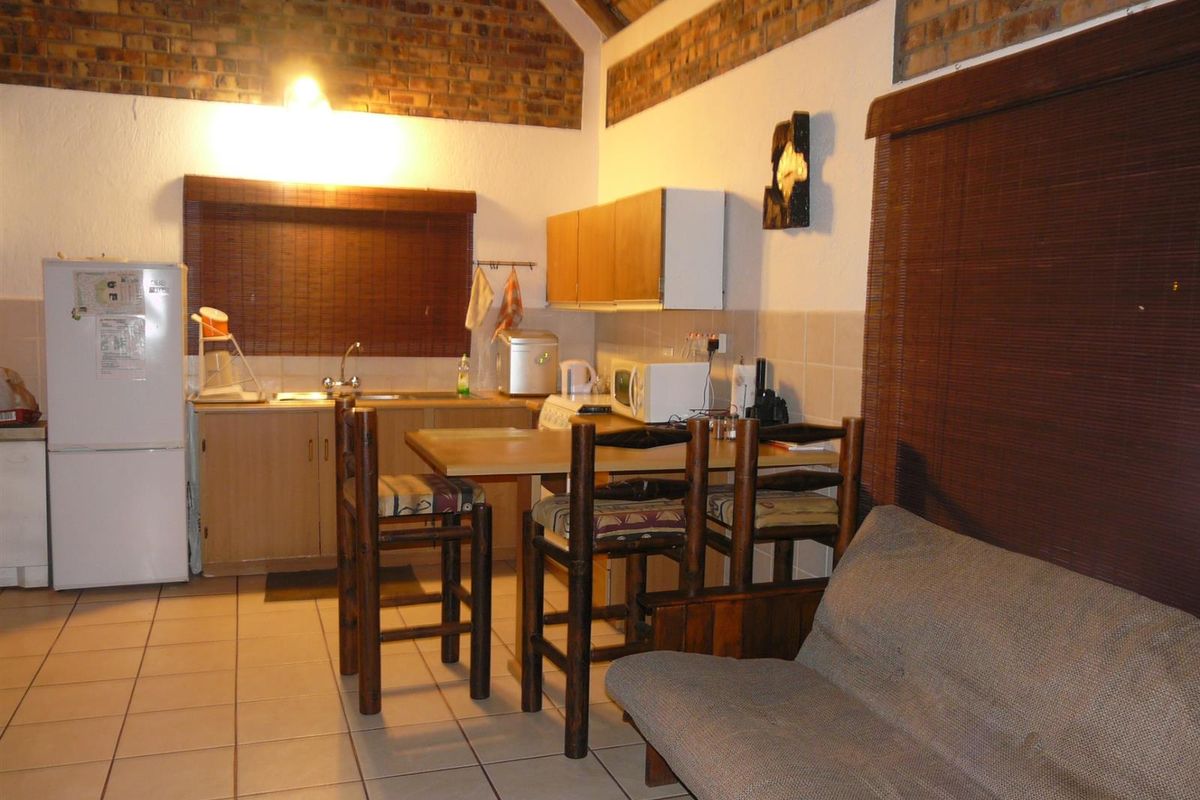 CUTE AND COSY ONE BEDROOM HOME IN THE HEART OF MARLOTH PARK - Photo 4