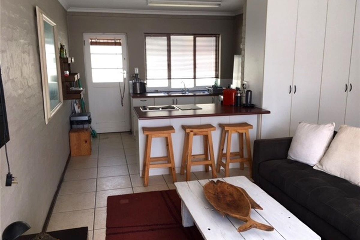 Private Furnished Studio Apartment - Available 1 May 2026 - Photo 2