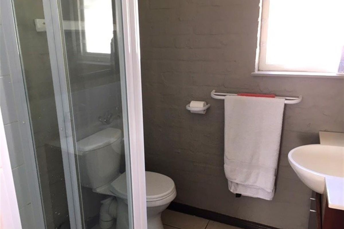 Private Furnished Studio Apartment - Available 1 May 2026 - Photo 5