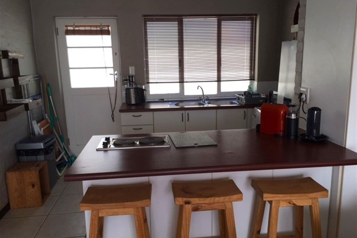Private Furnished Studio Apartment - Available 1 May 2026 - Photo 3