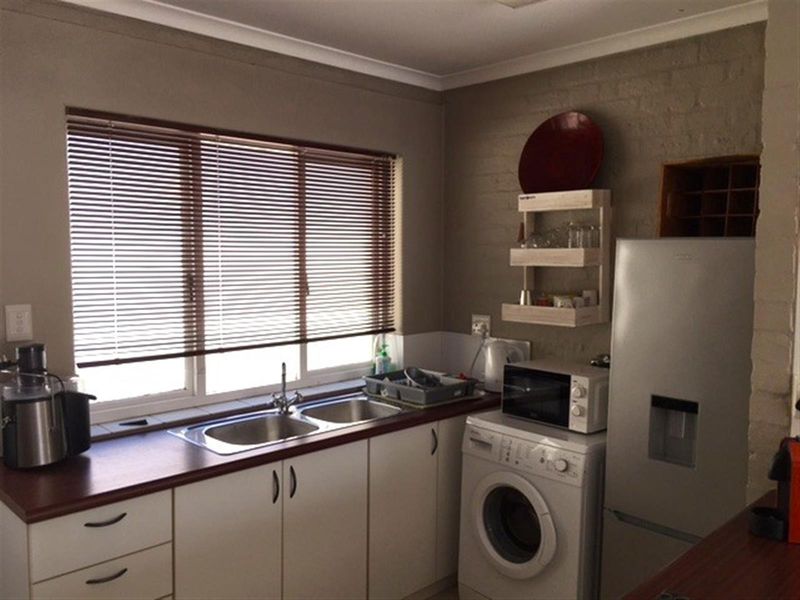 Private Furnished Studio Apartment - Available 1 May 2026 - Photo 4