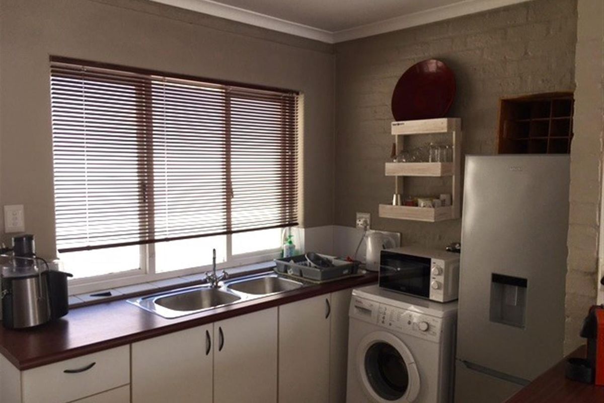 Private Furnished Studio Apartment - Available 1 May 2026 - Photo 4