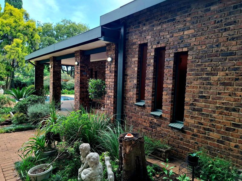 Classic Elegance Meets Modern Comfort in Sought-After Clubville - Photo 5