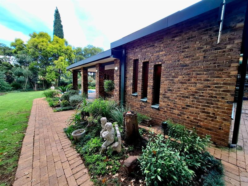 Classic Elegance Meets Modern Comfort in Sought-After Clubville - Photo 4