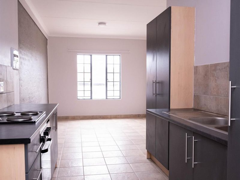 Townhouse For Sale in Rooihuiskraal North, Centurion - Photo 6